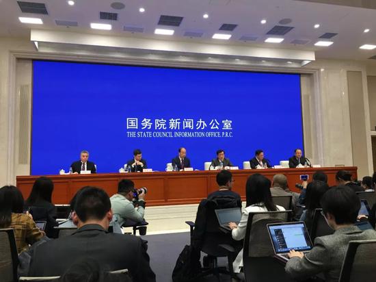 易会满简历:履新一个月 易会满给自己打几分? 中新社 夏宾 摄