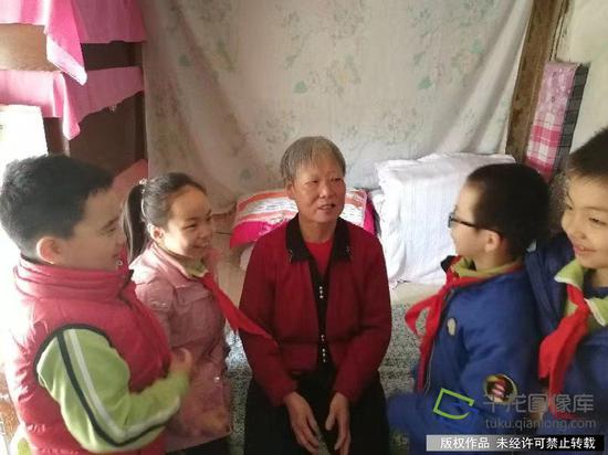 学雷锋活动日:学雷锋纪念日 北京在行动 东四九条小学学生走访空巢老人。学校供图。