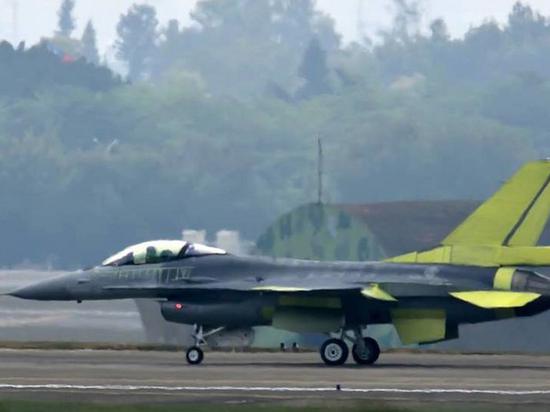 F-16V可以发射多种型号的航空弹药，包括空面弹 图源：社交媒体