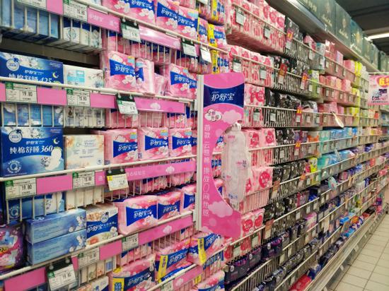 超市货架上还是以卫生巾为主。图片来源：视觉中国