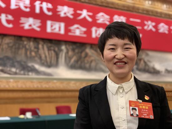 △“盾构机女神”王杜娟。她说,今年的“女神节”是温暖的一天。(央视记者张晓鹏拍摄)