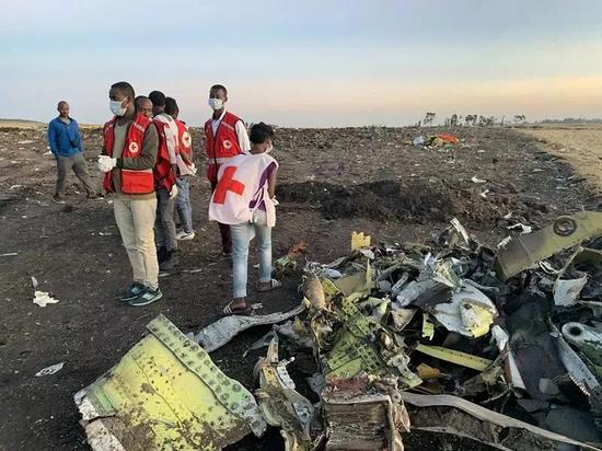 3月10日，在亚的斯亚贝巴附近，救援人员在坠机现场清理飞机残骸。
