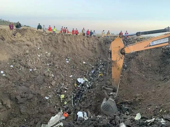 　　3月10日，在埃塞俄比亚首都亚的斯亚贝巴附近，挖掘机在坠机现场进行清理作业。