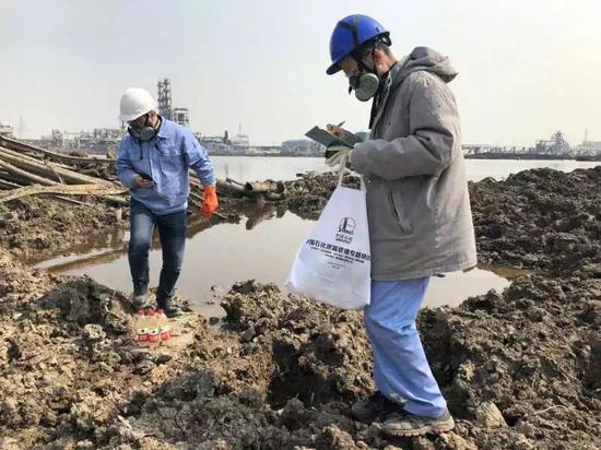 在核心爆炸区，研究人员正在采取水样。新京报记者 向凯 摄