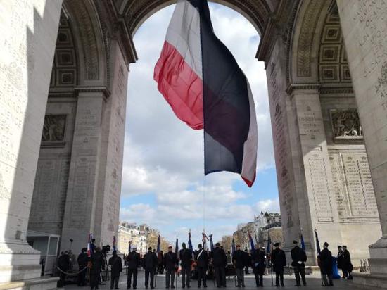  3月25日，巴黎碧空如洗，一面巨大法国国旗飘扬在凯旋门前。新华社记者 兰红光 摄
