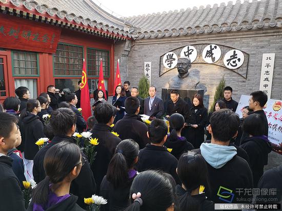 北京三十五中清明祭奠活动在校内李大钊先生铜像前举行 学校供图