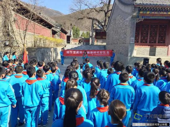 炮厂小学全体队员们开展“缅怀爱国将士 传承红色基因”清明节活动。学校供图