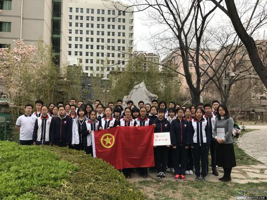 北京汇文中学开展缅怀英雄校友的清明祭扫活动。学校供图。