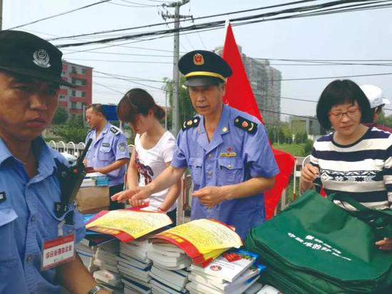 ▲2016年7月7日，丰台区政府部门向商户宣传疏解政策。（供图/杨铁梅）