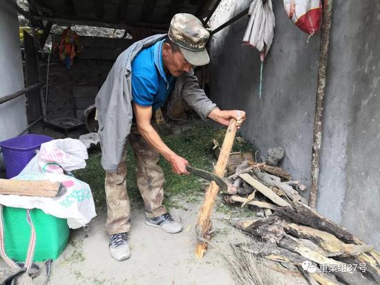 ▲里尼村村民使用砍刀七八下就将胳膊粗细的树干砍断。新京报记者程亚龙 摄