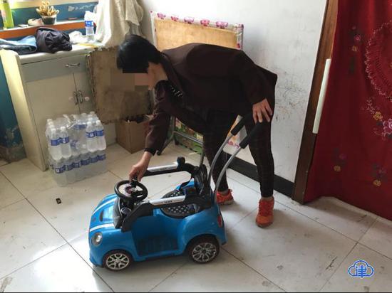 李欣很受宠,图中是大伯送的小车