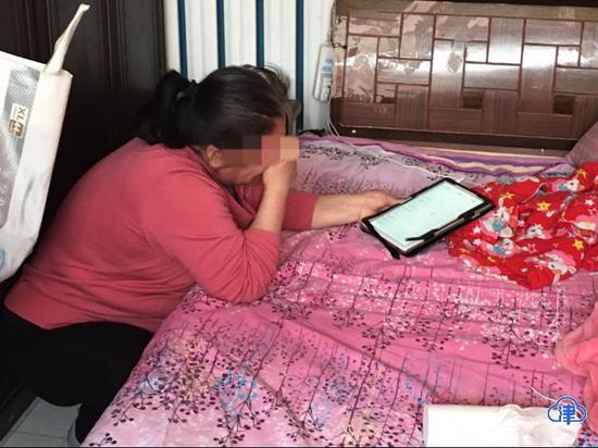 家人拿着孩子生前最喜欢的ipad流泪不止