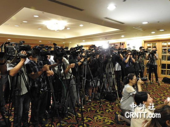 韩国瑜出席欧洲商会餐会，大批媒体到场采访  图自中评社