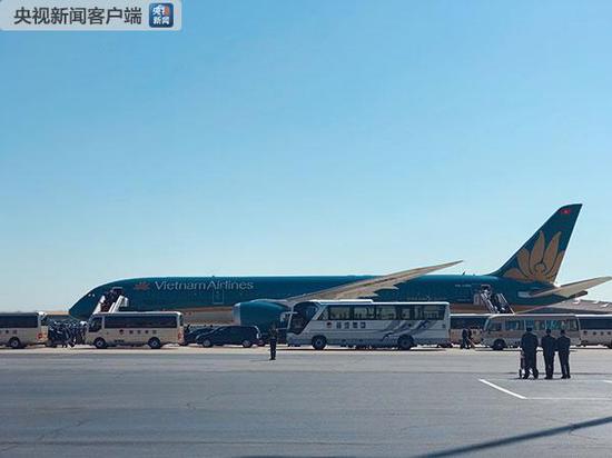 △阮春福的专机于25日上午抵达北京。（央视记者魏帮军拍摄）