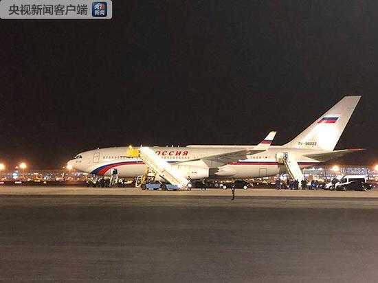 △俄罗斯总统普京的专机于25日晚间抵达北京。（央视记者汪曙光拍摄）