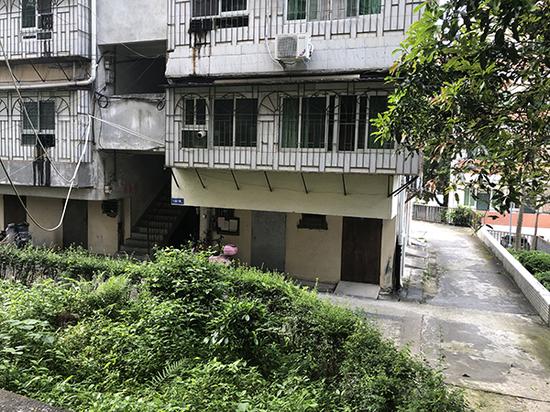 案发现场位于福州教育学院第二附属中学校内住宅楼。 澎湃新闻记者 王选辉 图