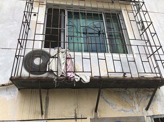 案发房间的阳台处,还披着三四张泛黄发霉的抹布。 澎湃新闻记者 王选辉 图
