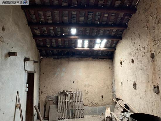 △阁楼上的一些房梁已被锯走。住户将它们送给红军搭建渡河的浮桥。(央视记者沈忱拍摄)