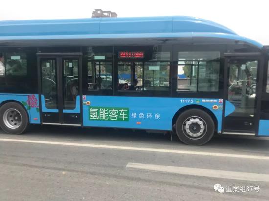　▲南阳市内的氢燃料公交车。新京报记者 庞礴 摄
