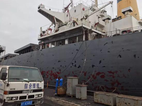 5月26日,发生泄漏事故的“金海翔”仍被警方封锁中。新京报记者祖一飞 摄