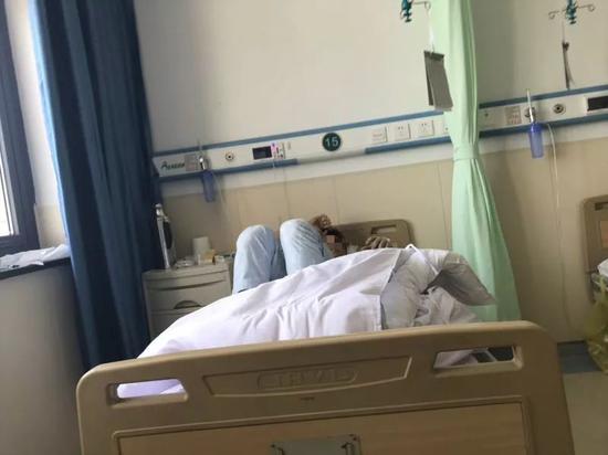 5月27日,23岁的见习三副邱凯(化名)躺在病床上。新京报记者祖一飞 摄