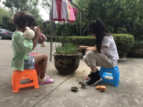 ▲周六尧尧带着小表妹玩“过家家” （尧尧右）