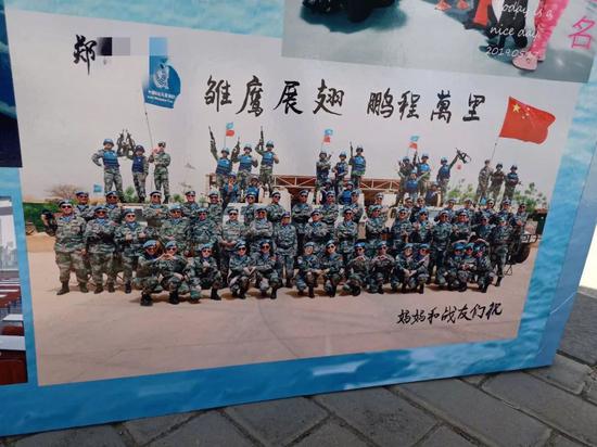女子把孩子班上的校旗插上珠峰 网友:逼我登月啊