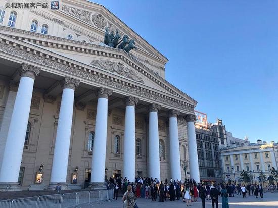 △下午六点多，观众开始进入莫斯科大剧院。剧院位于莫斯科市中心，是莫斯科历史最悠久的剧院，也是世界十大歌剧院之一。始建于1776年，之后经历了两次火灾。建筑师博维重新设计并主持修建，最终于1856年落成。（央视记者马亚阳拍摄）