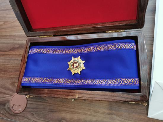 △当天，热恩别科夫向习近平授予“玛纳斯”一级勋章。“玛纳斯”勋章是吉尔吉斯斯坦国家最高奖章，分三个等级，一级为最高等级。这一勋章设立于1996年。2017年，俄罗斯总统普京也曾被授予“玛纳斯”一级勋章。