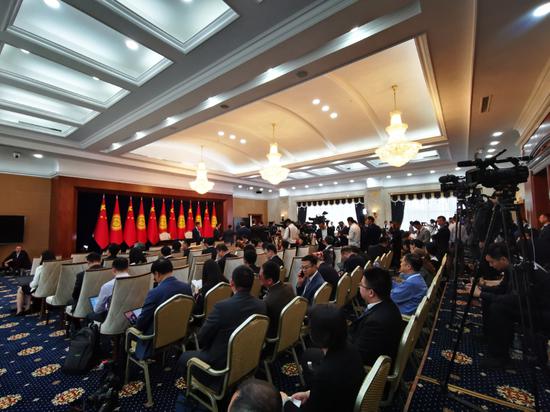 △两国元首会谈时，在签字厅等待的政府工作人员和记者。（央视记者张晓鹏拍摄）