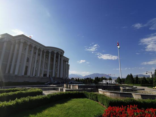 △塔吉克斯坦总统府，又称民族宫，建成于2008年，位于杜尚别市中心。（央广记者潘毅拍摄）