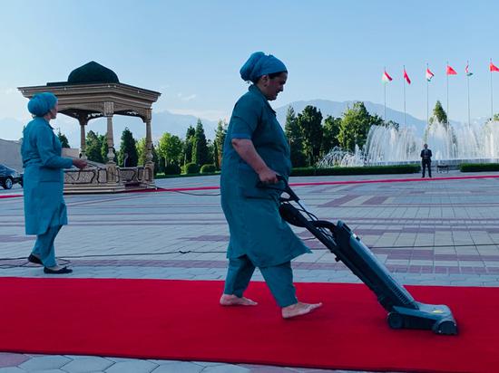  △工作人员清理总统府前广场的红地毯。（央视记者郭晗光拍摄）