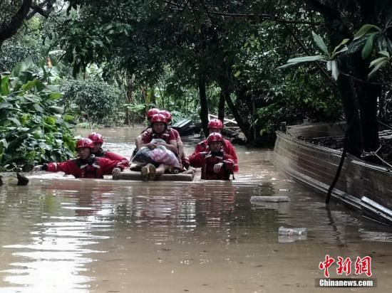  6月16日，因遭遇暴雨袭击，广西沿海多处发生严重内涝，居民被困。当地消防部门接到求助信息后，先后转移被困的居民数十人。中新社发 骆应铭 摄