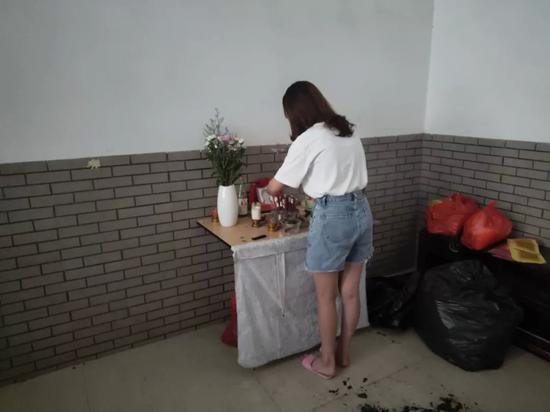 6月7日下午，谢玟在家中祭拜母亲。新京报记者薛星星 摄