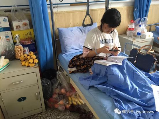  李雨秦在病房内休息，身旁是同学送来的水果