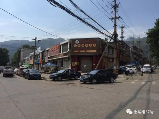 陕西号码大全 ▲2019年6月14日,华阴市罗敷镇,街角“小郡肝串串香”店位置原为刘天成开设场的地方,与罗敷镇派出所相距不足百米。 新京报记者 韩茹雪 摄