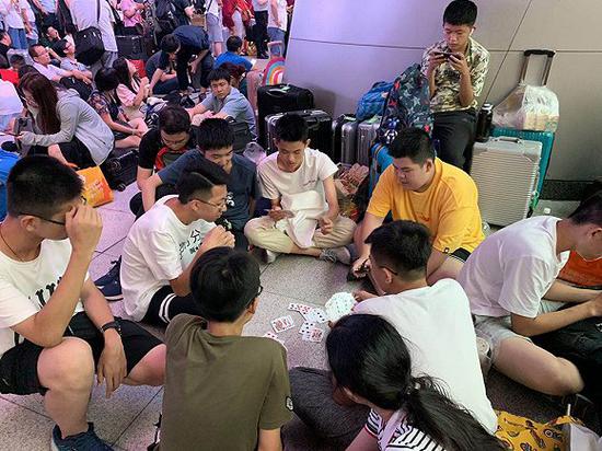 京沪高铁晚点:京沪高铁沿线列车晚点:部分旅客滞留北京南站 图片拍摄:唐俊
