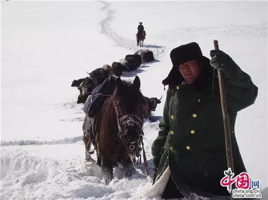 每次转场前，努尔江都走在最前面踏雪开路。新疆生产建设兵团第四师七十八团刘建 供图