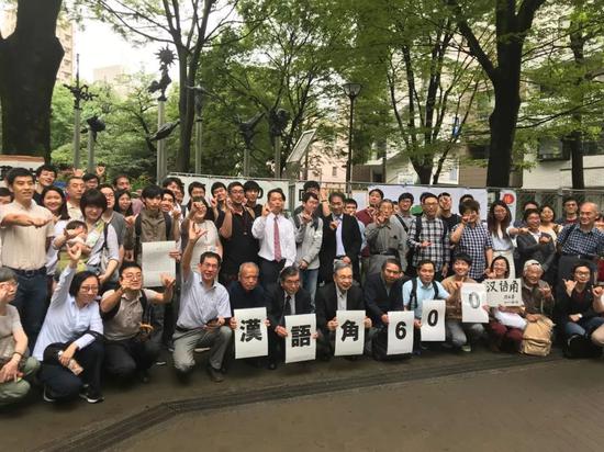  7月14日，参加汉语角第600次活动人员合影。（照片由汉语角创办人段跃中提供）