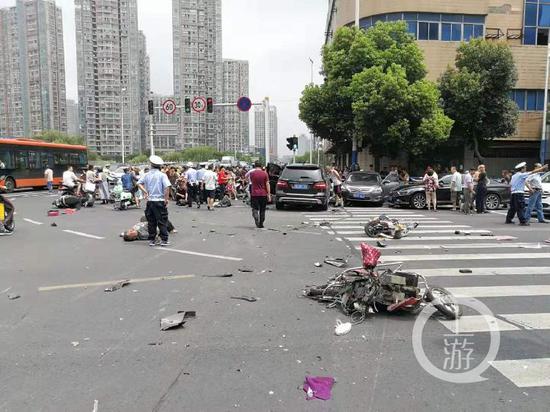 ▲7月17日上午11时，江苏常州市晋陵路与劳动路交叉路口奔驰撞伤多名电动车主事故现场。