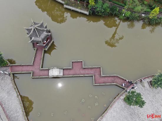 胭脂湖，右侧站人处为事发地。