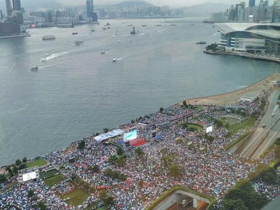  7月20日，众多香港民众自发前往添马公园参加守护香港大联盟组织的“守护香港”大型集会。 摄/杨升