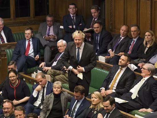 　2019年1月29日，在英国伦敦，英国前外交大臣鲍里斯·约翰逊（中）在议会下院进行辩论。新华社发（英国议会供图）