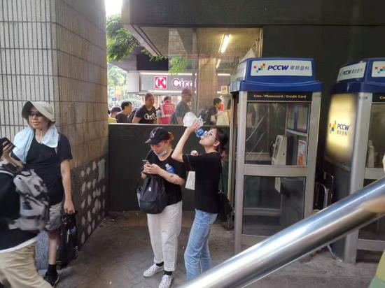 21日,有香港反对派人士在街头喝宝矿力水特。