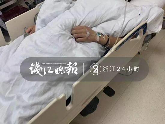 20瓶啤酒:小伙KTV猛灌20瓶啤酒“中” 突然瘫倒在沙发上