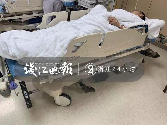 20瓶啤酒:小伙KTV猛灌20瓶啤酒“中” 突然瘫倒在沙发上