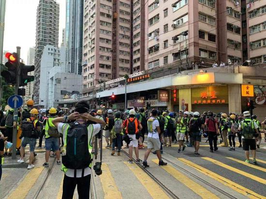 4。 任何主张都不能以违法的方式表达，更不能诉诸暴力