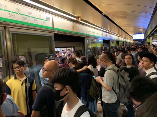 香港反对派30日上班高峰时间在港铁多线车站搞所谓“全港大塞车”活动,造成地铁延误。陈青青/摄