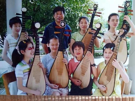 在盲校学习琵琶演奏的蔡琼卉（前排左二）和老师张根华合影。受访者供图