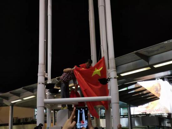 5日晚，天星码头海港城外，五星红旗第二次被升起。 杨升 摄